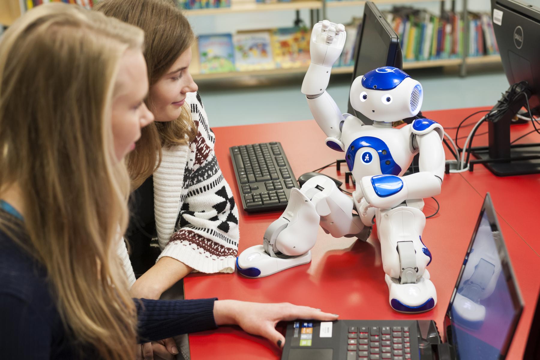 Roboter NAO wird in der Stadtbibliothek Köln programmiert