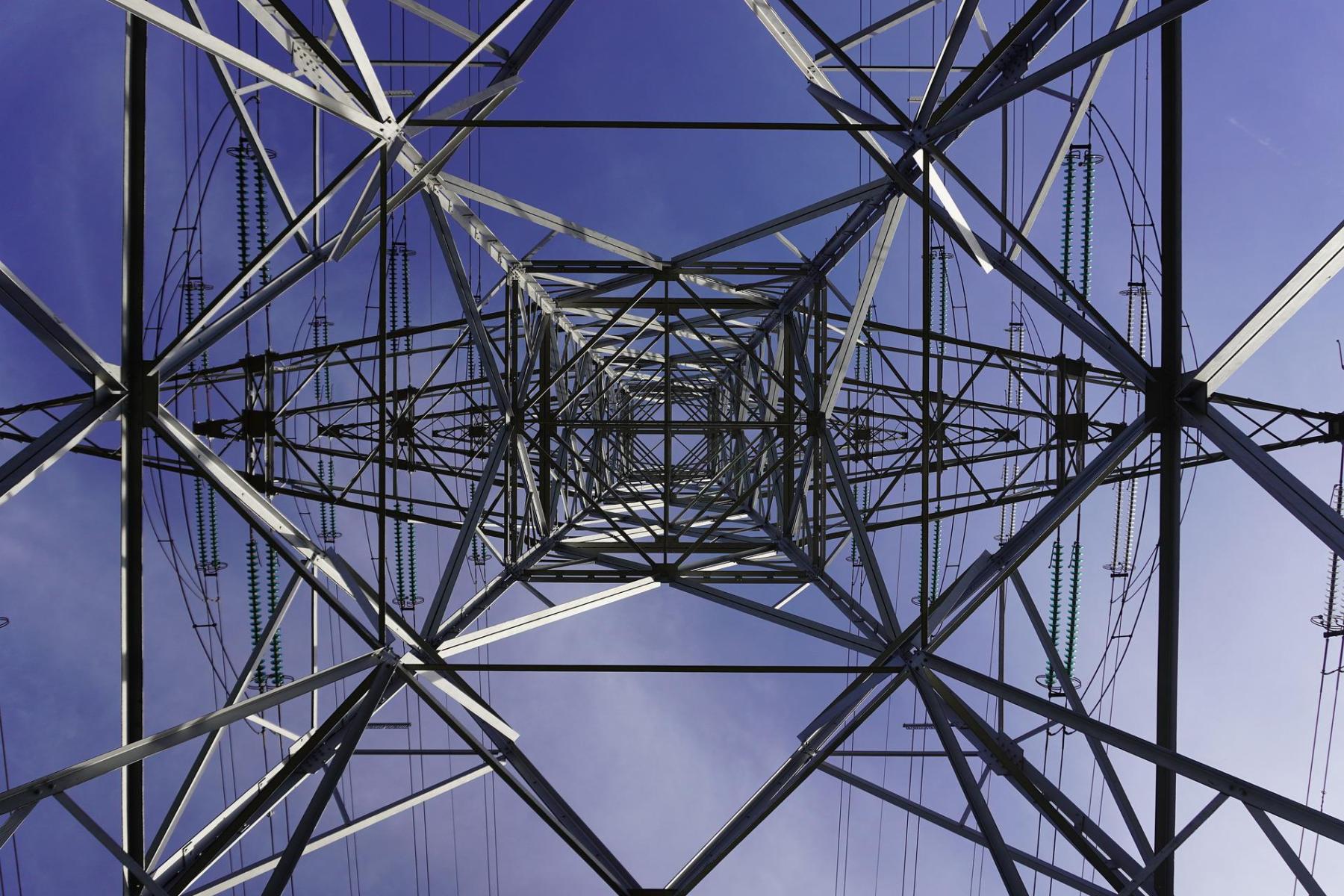 Strommast von unten. Blick in den Himmel