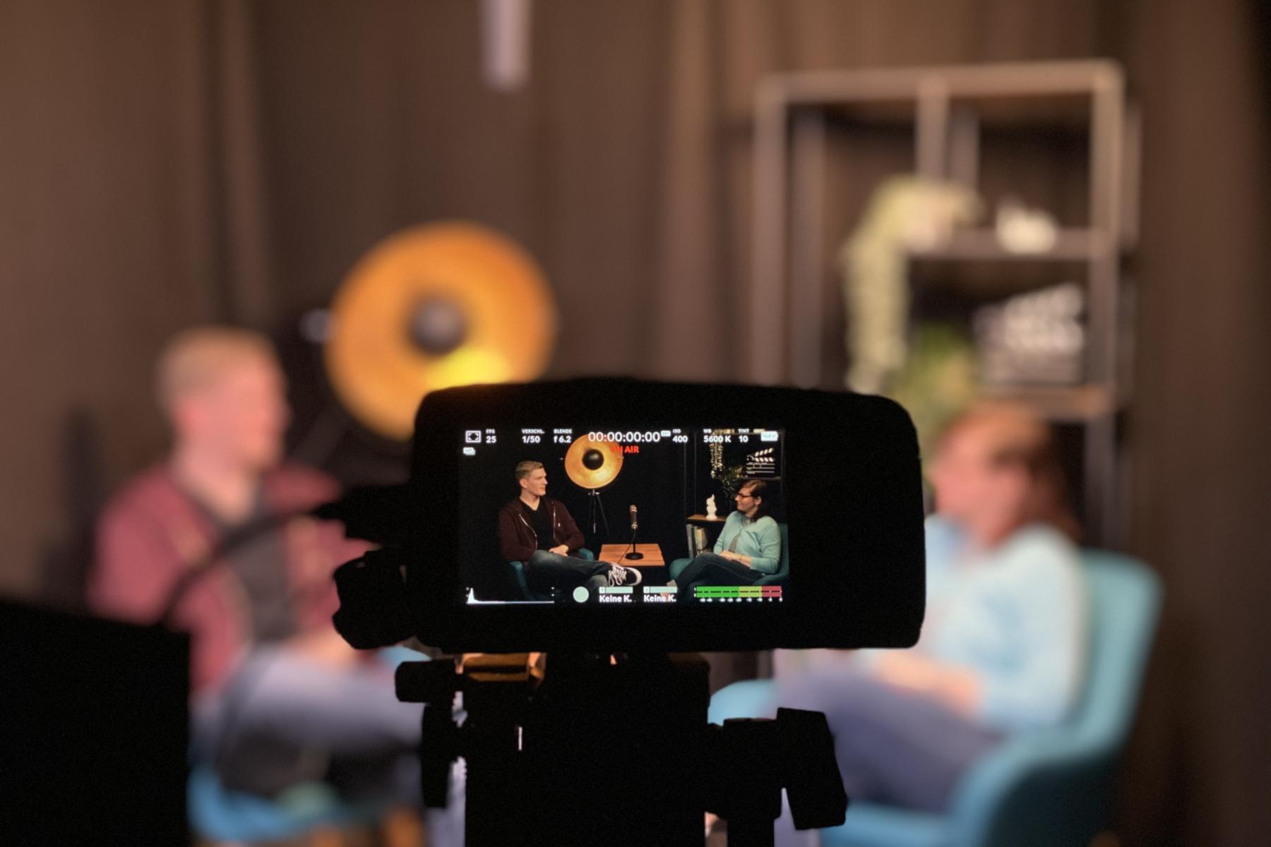 Social-Media-Studio in der Stadtbibliothek Köln. Kameraansicht, das Motiv verschwommen im Hintergrund.