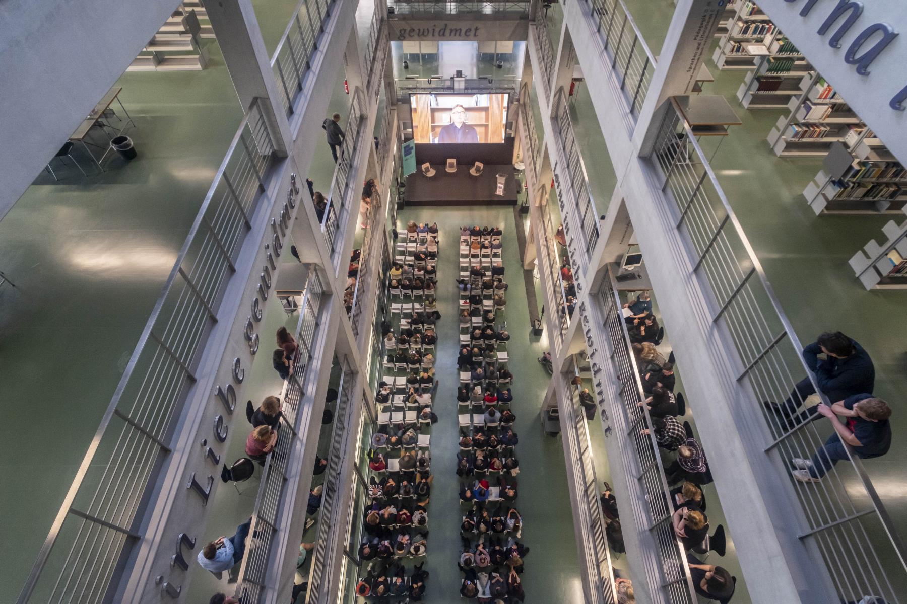 Preisverleihung Bibliotheks des Jahres 2022 in der UB der TU Berlin, voller Saal mit Publikum von oben zu sehen.