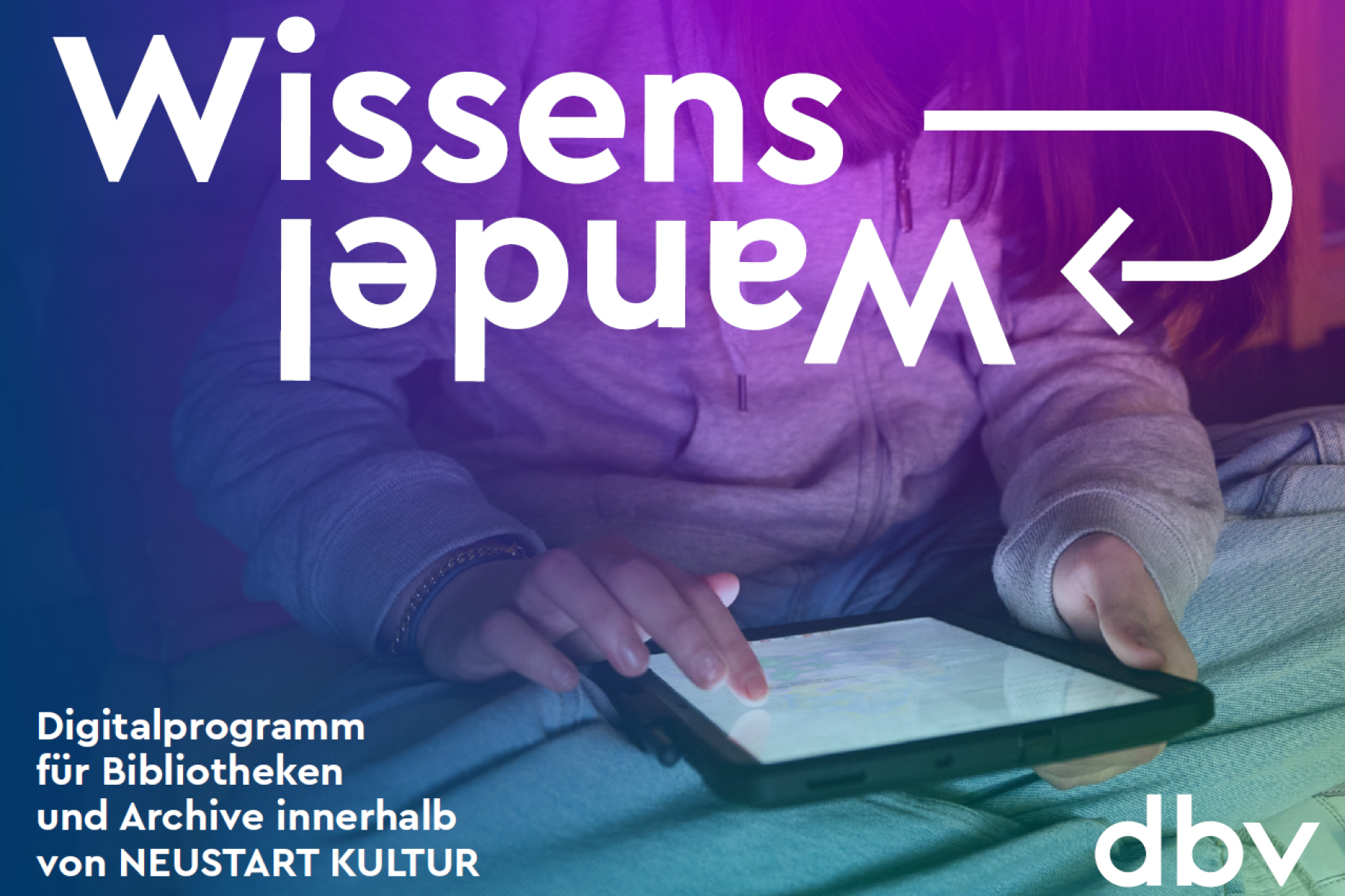 Cover der Broschüre. Eine Person sitzt im Schneidersitz und bedient ein Tablet, der Kopf ist nicht zu sehen.