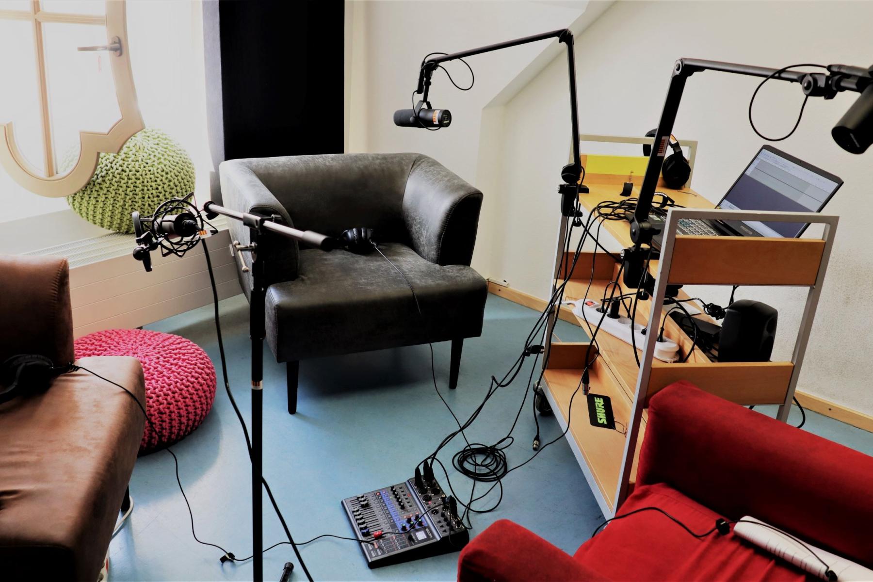 Podcaststudio mit technischem Equipment wie Mikrofone und Mischpult