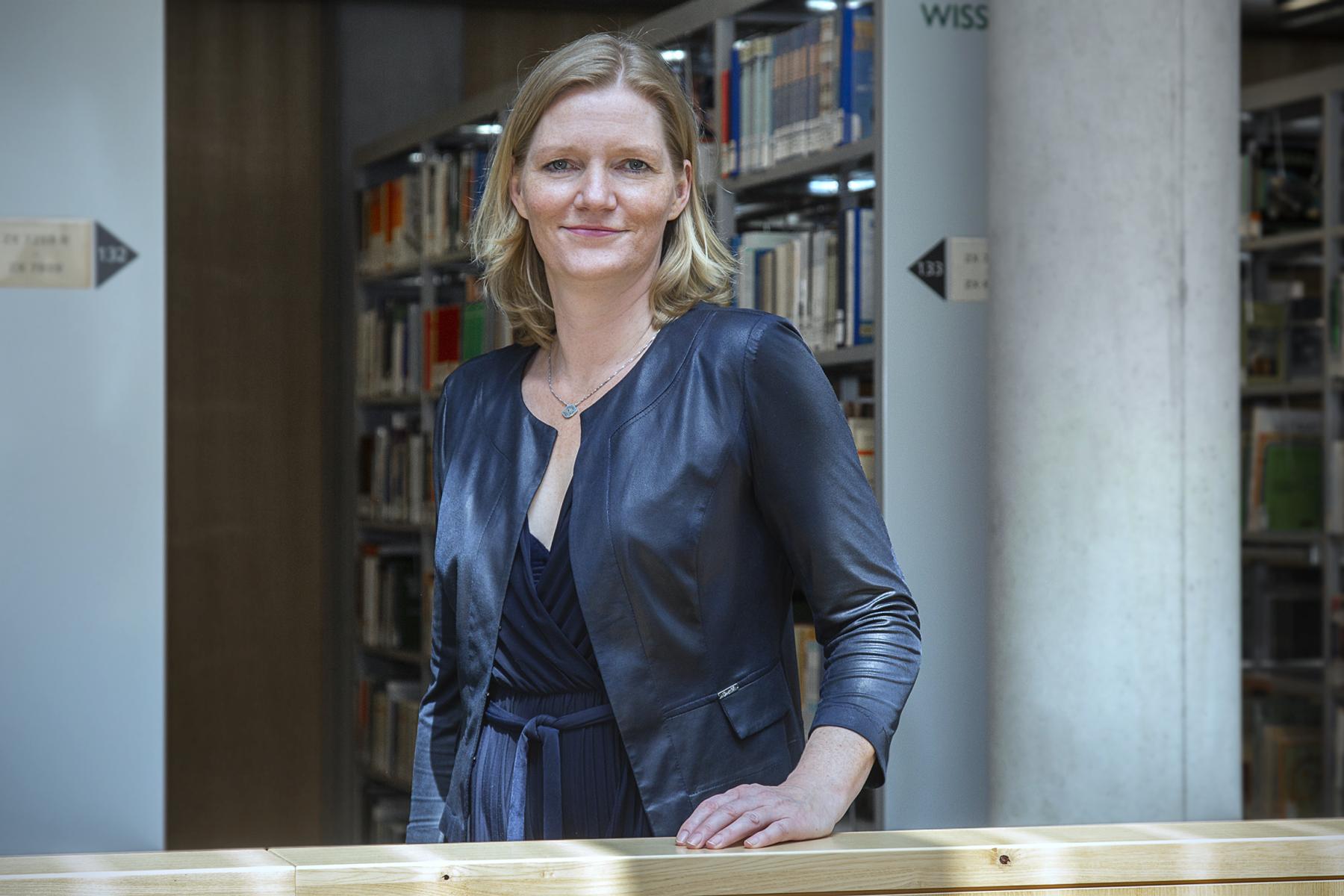 Portrait von Antje Theise in der Bibliothek