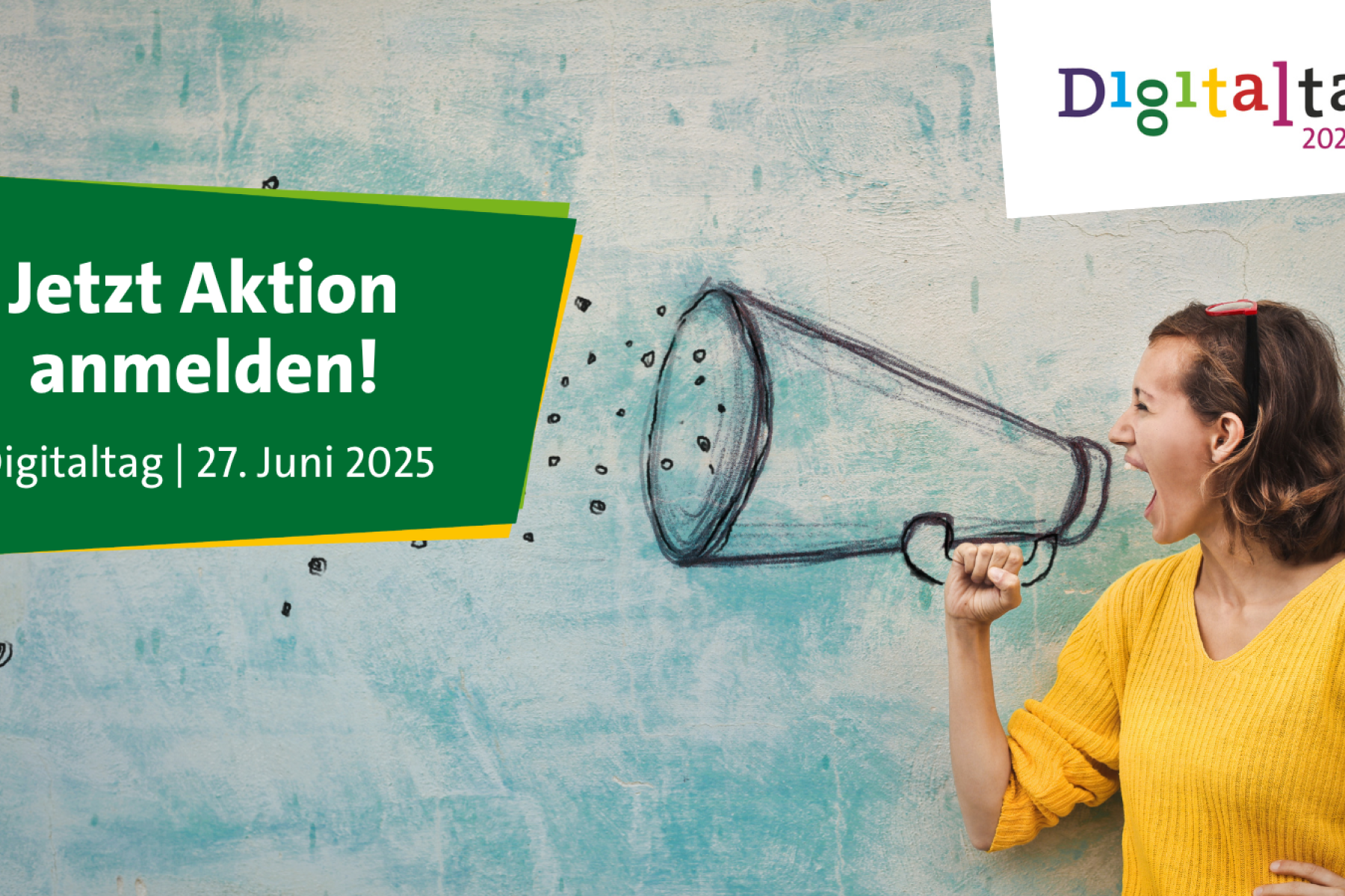Ein Frau steht vor einer Wand und ruft in eine Flüstertüte. Auf der Wand steht "Jetzt anmelden! Digitaltag 27.06.2025"
