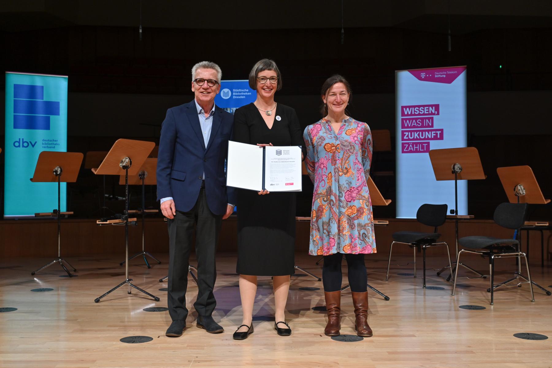 Überreichung der Urkunde Bibliothek des Jahres