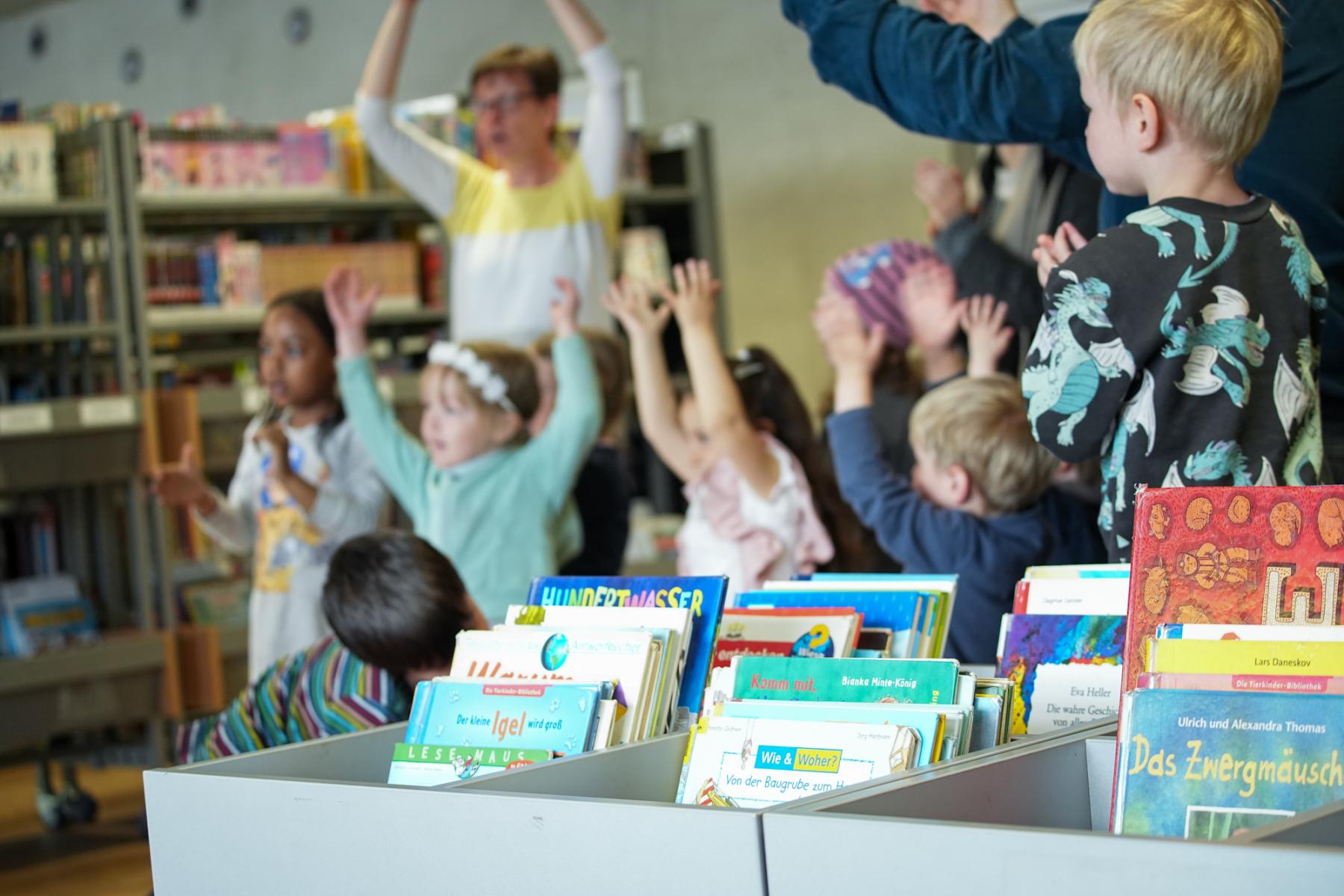 Kindergruppe in der Bibliothek