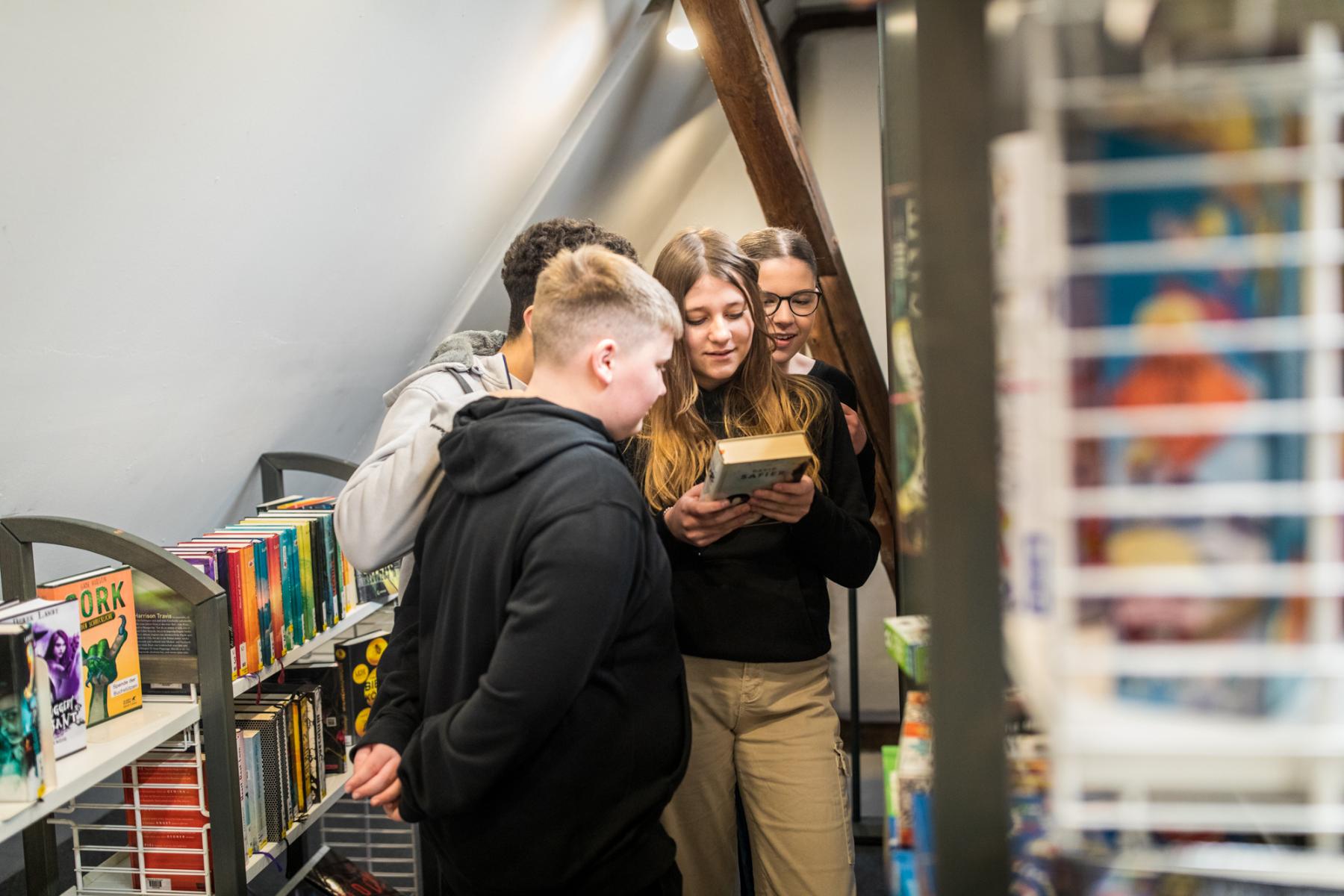 Jugendliche in der Bibliothek