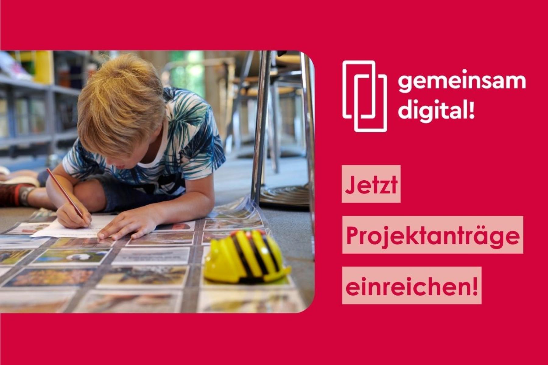 Text: Gemeinsam Digital! Jetzt Projektanträge einreichen! Foto: Ein Junge sitzt mit Beebot auf dem Boden und schreibt etwas in einen Block.