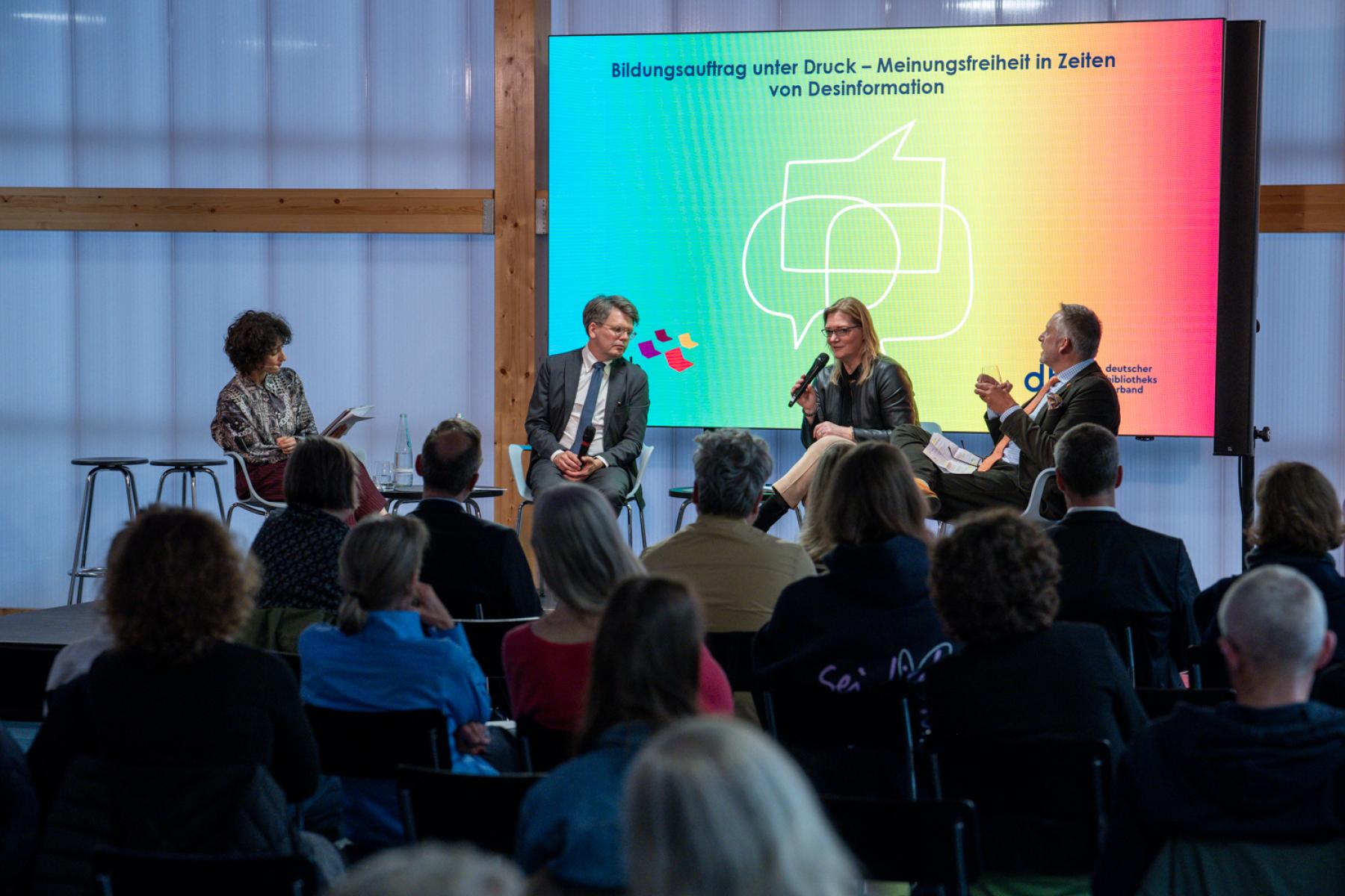 Podiumsdiskussion mit vier Personen