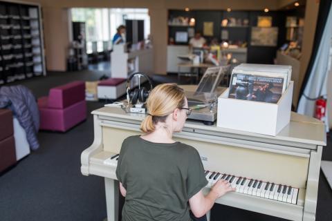 Innenansicht der Amerika-Gedenkbibliothek mit Klavier