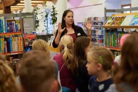 Eine Schulklasse in der Bibliothek