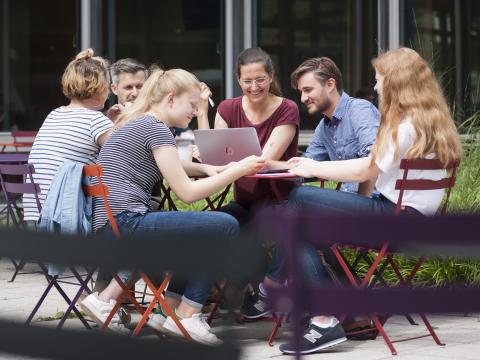 Personengruppe am Tisch im Außenbereich der AGB