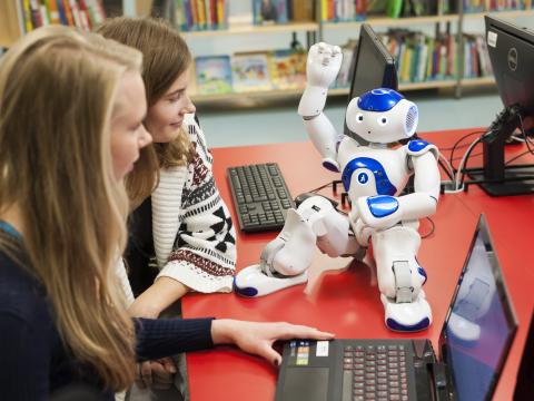 Roboter NAO wird in der Stadtbibliothek Köln programmiert