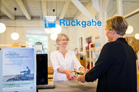 Zwei Frauen an der Rückkgabetheke