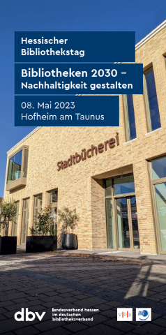 Cover des Programmflyers Hessicher Bibliothekstag 2023 mit der Stadtbibliothek Hofheim im Hintergrund, vorne weiße Schrift auf blauen Blaken.