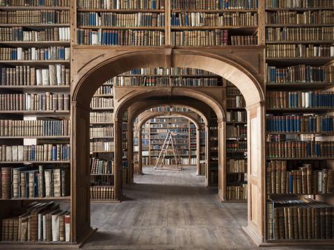 Oberlausitzische Bibliothek der Wissenschaft von innen, wo vielle alte Büchern in alten Holzregalen mit Rundbögen stehen. Auch der Boden ist Holz.