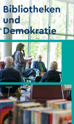 Cover des Flyers "Bibliotheken und Demokratie", Petrol mit Foto einer Podiumsdiskussion in der AGB.