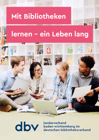 Vier Jugendliche sitzen auf dem Boden in der Bibliothek und lernen mit Büchern und Laptop. Darunter das Logo des Landesverbandes, darüber der Titel "Mit Bibliotheken lernen - ein Leben lang". 