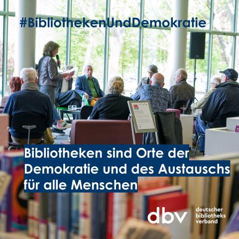 Grafik #BibliothekenUndDemokratie, auf dem Foto eine Diskussionsrunde