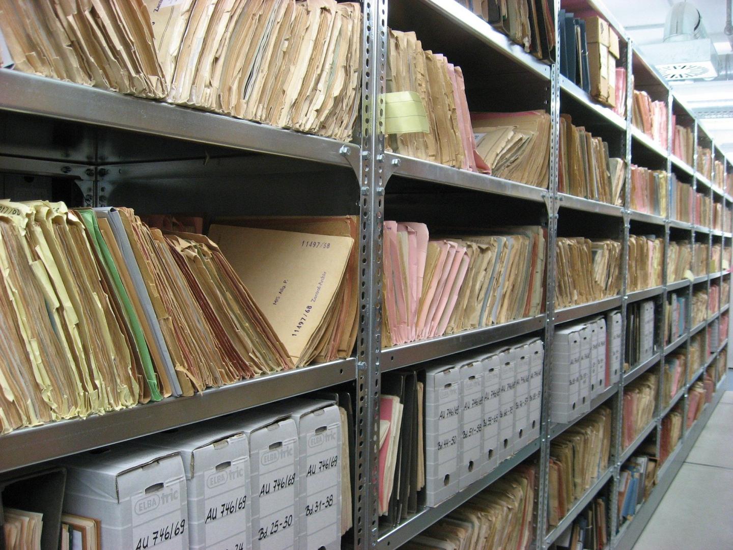 Archivregal mit Akten