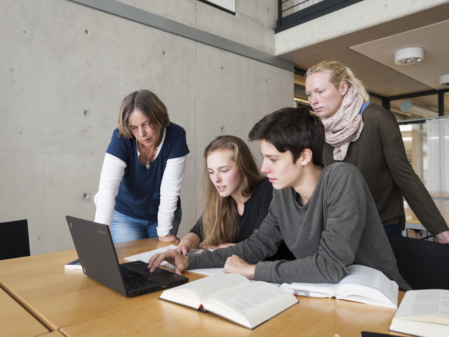 Gruppe plant etwas in der Bibliothek