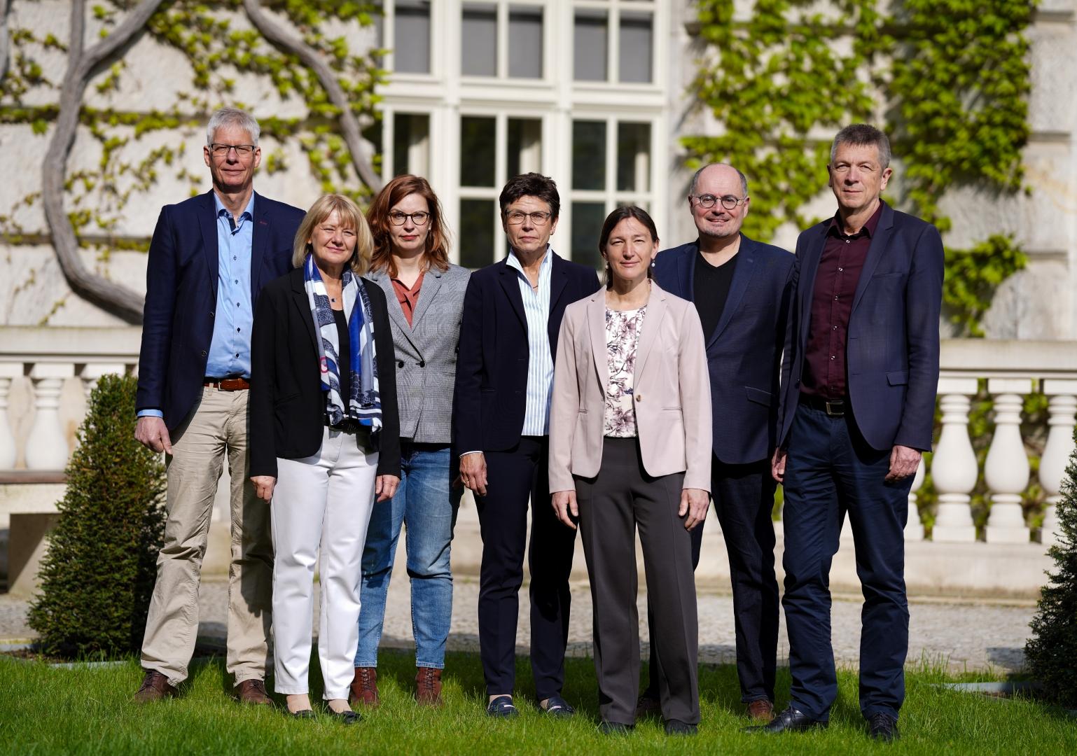 Gruppenfoto des dbvBundesvorstandes: Reinhard Altenhöner, Marion Mattekat, Dr. Sabine Gehrlein, Petra Büning, Frauke Untiedt, Prof. Robert Zepf und Volker Heller. © dbv/Mejdi El Bekri