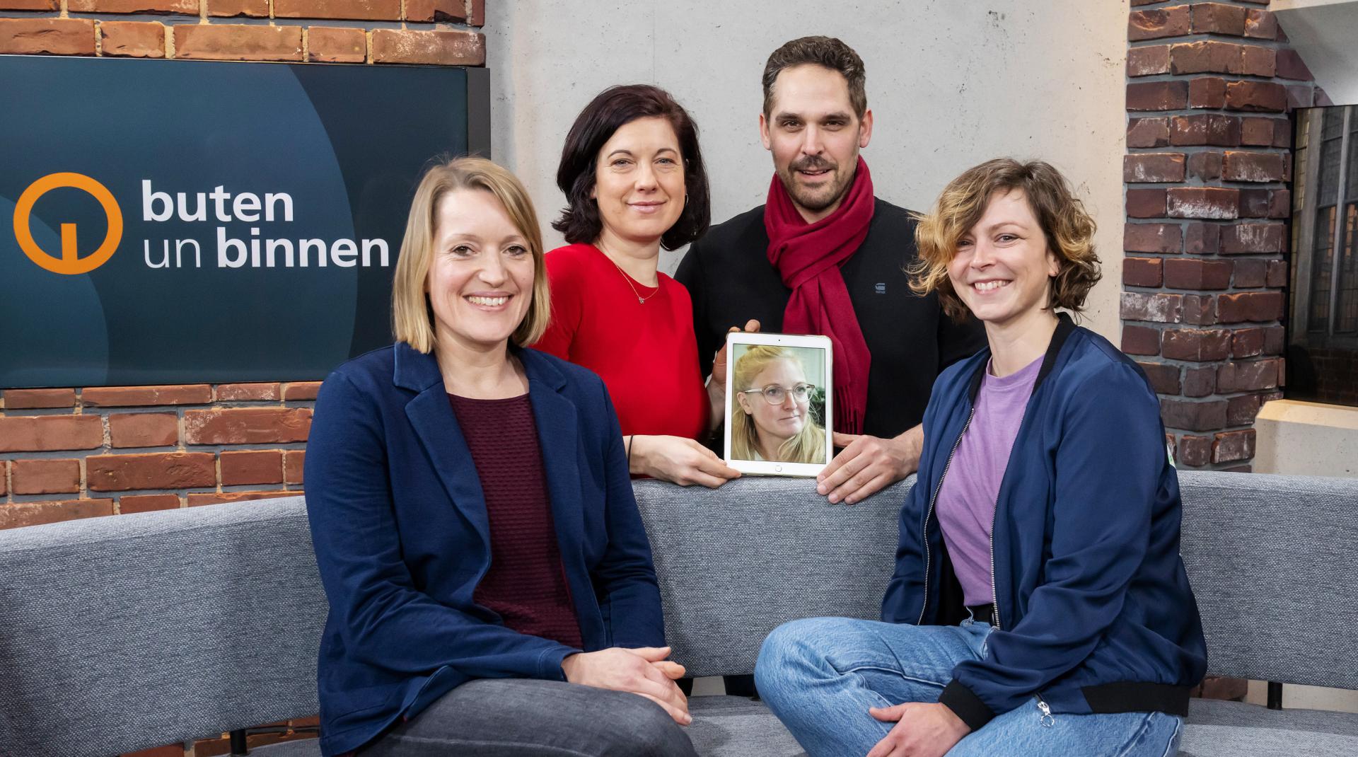 Auf dem Foto sieht man die drei PreisträgerInnen. Zwei Frauen sitzen auf einem Sofa. Dahinter sitzen eine Frau und ein Mann, der ein Tablet in der Hand hält. Darauf ist eine weitere Frau zu sehen. Im Hintergrund sieht man das Logo von buten un binnen.