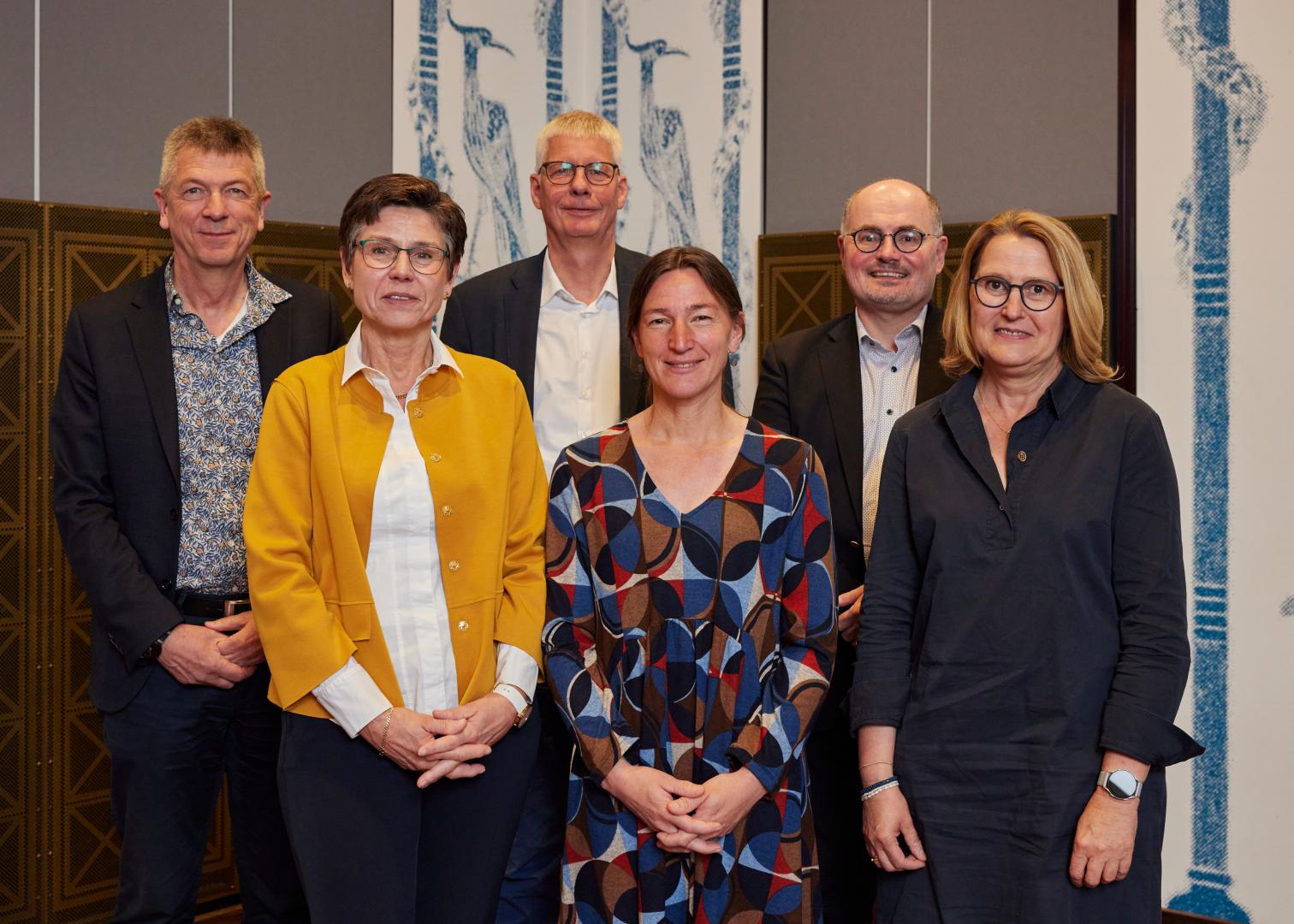 Gruppenfoto mit Volker Heller, Petra Büning, Reinhard Altenhöner, Frauke Untiedt, Prof. Robert Zepf und Silke Niermann (v.l.n.r.) 