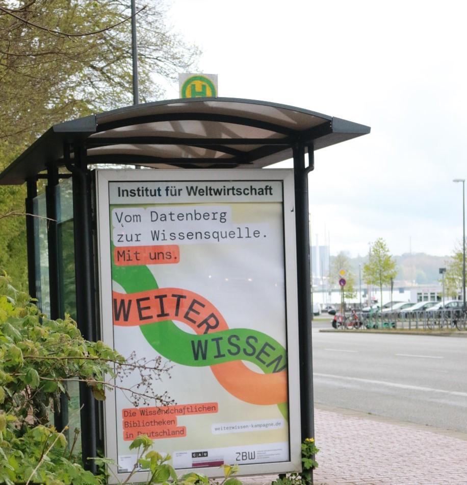 Plakatwerbung an der Bushaltestelle