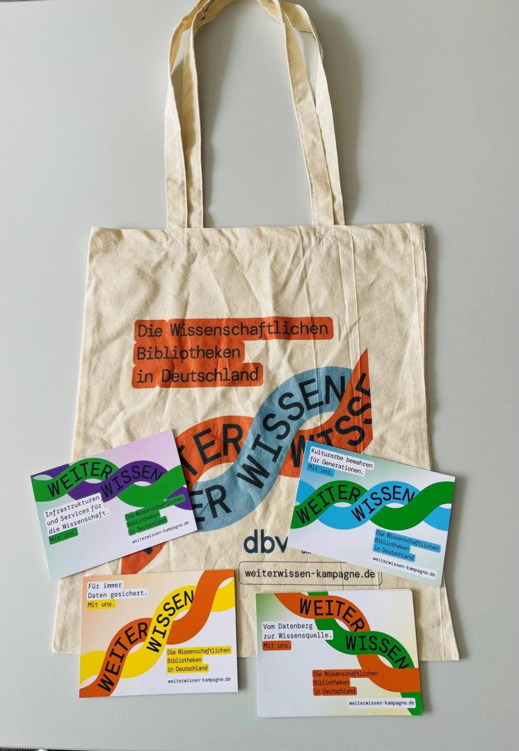 Postkarten und Jutebeutel
