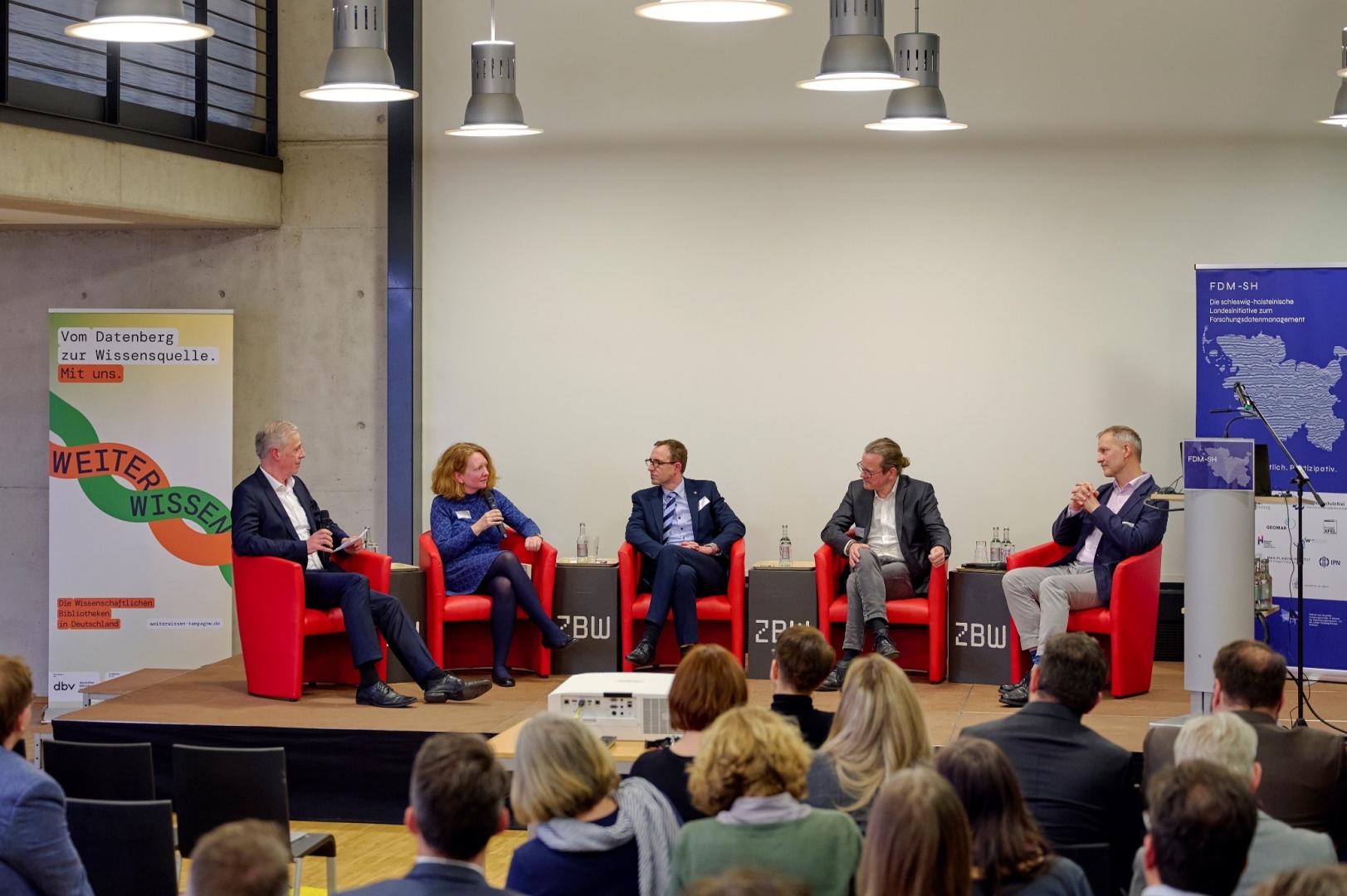 Roll Up Banner bei Podiumsdiskussionen