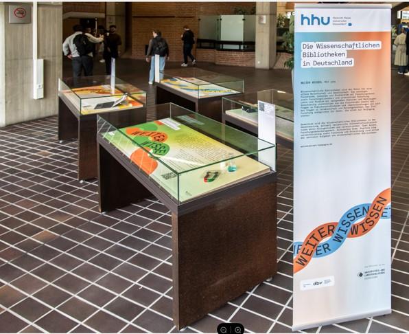 Vitrinen im Foyer_2