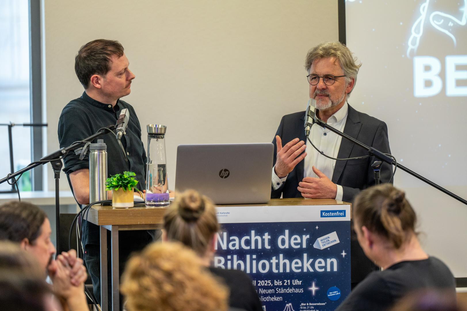 Dr. Frank Mentrup in der Stadtbibliothek Hannover