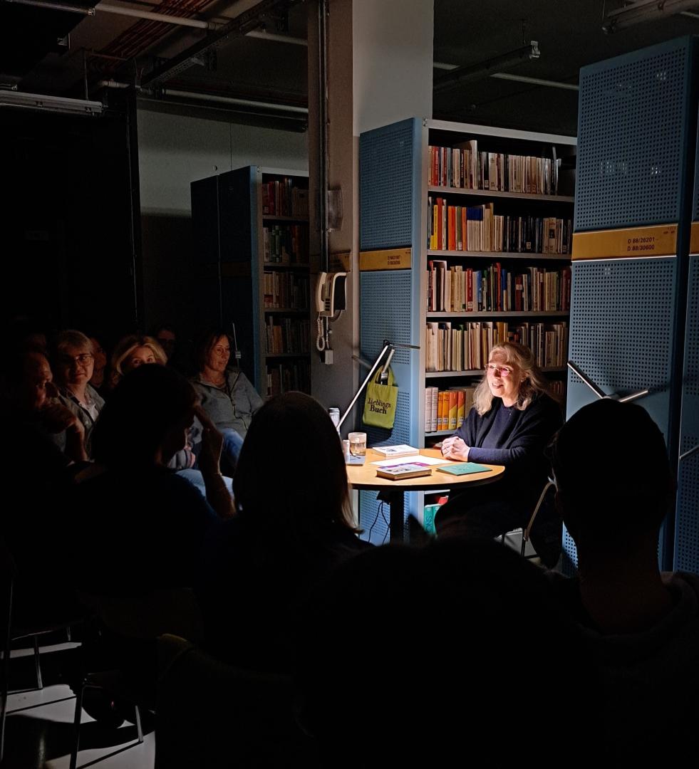 Lesekreis in der dunklen Bibliothek