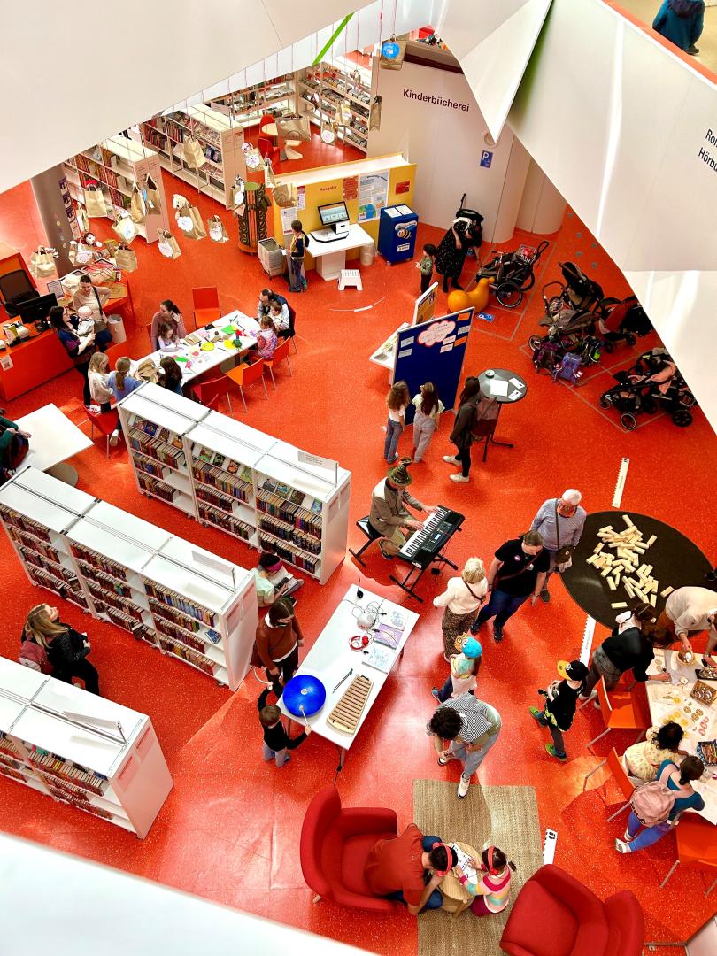 Veranstaltungsfläche zur Nacht der Bibliotheken in der Stadtbücherei Augsburg.
