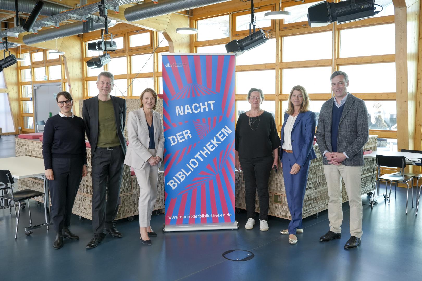 Besuch von Elke Büdenbender in Amerika-Gedenkbibliothek