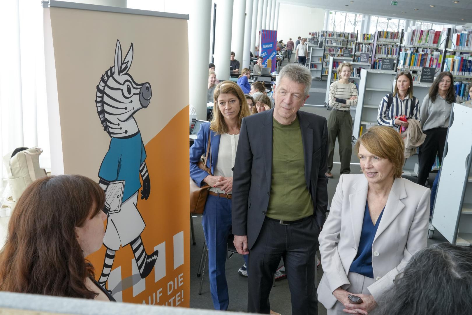 Besuch Elke Büdenbender in Amerika-Gedenkbibliothek