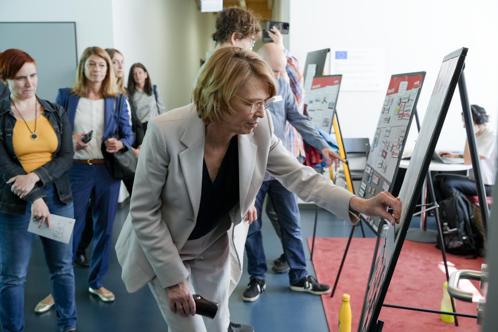 Besuch Elke Büdenbender in Amerika-Gedenkbibliothek