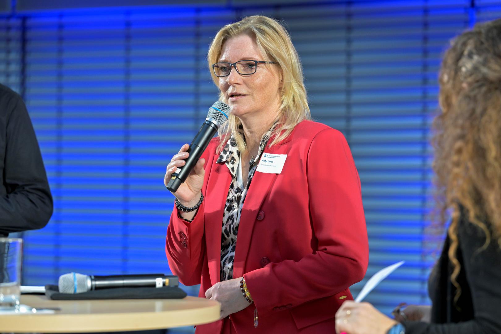 Eine Frau spricht in ein Mikrofon