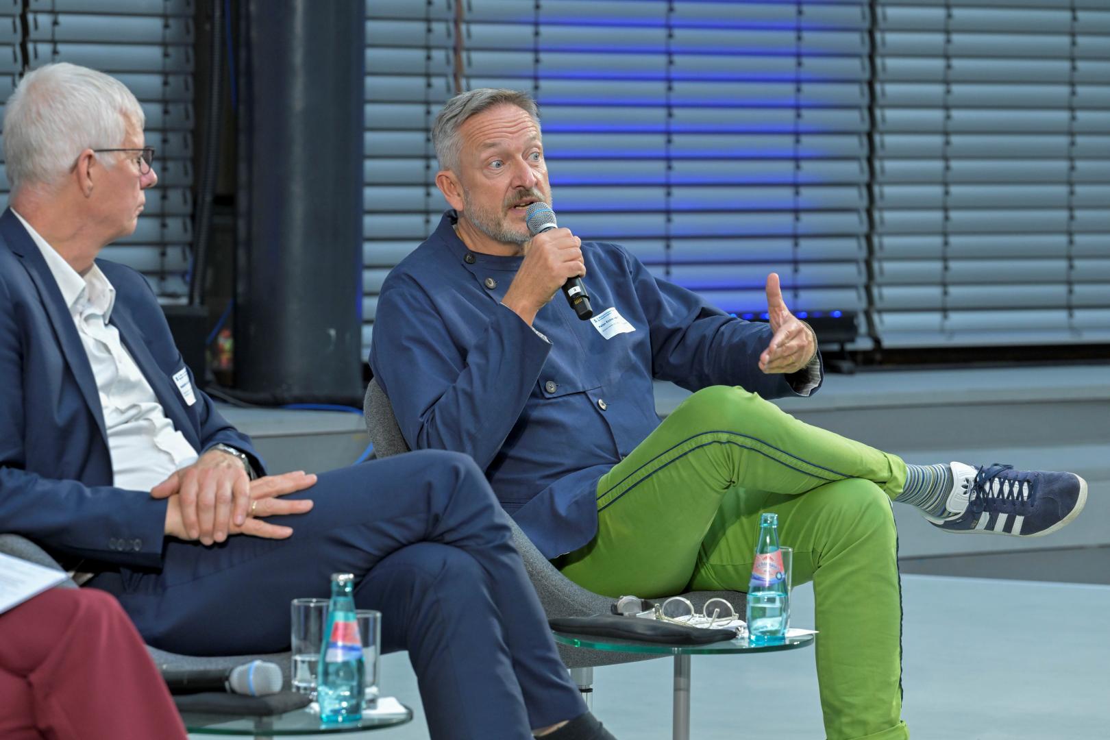 Ein Mann spricht in ein Mikrofon.