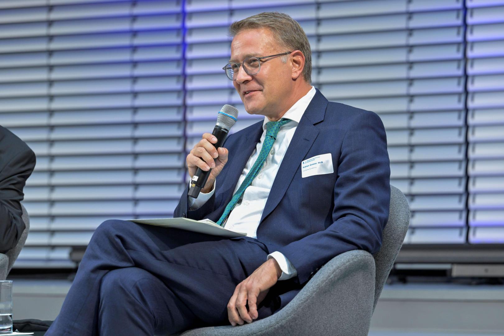 Ein Mann spricht in ein Mikrofon