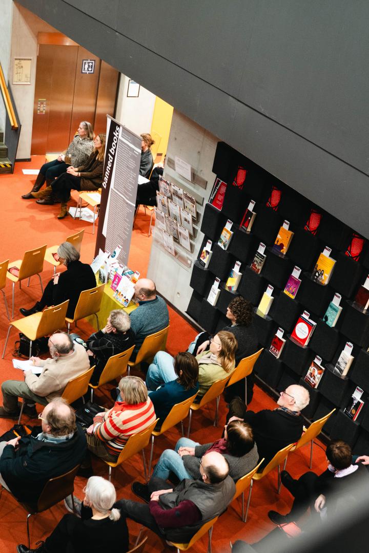 Bücherregal udn Publikum von oben