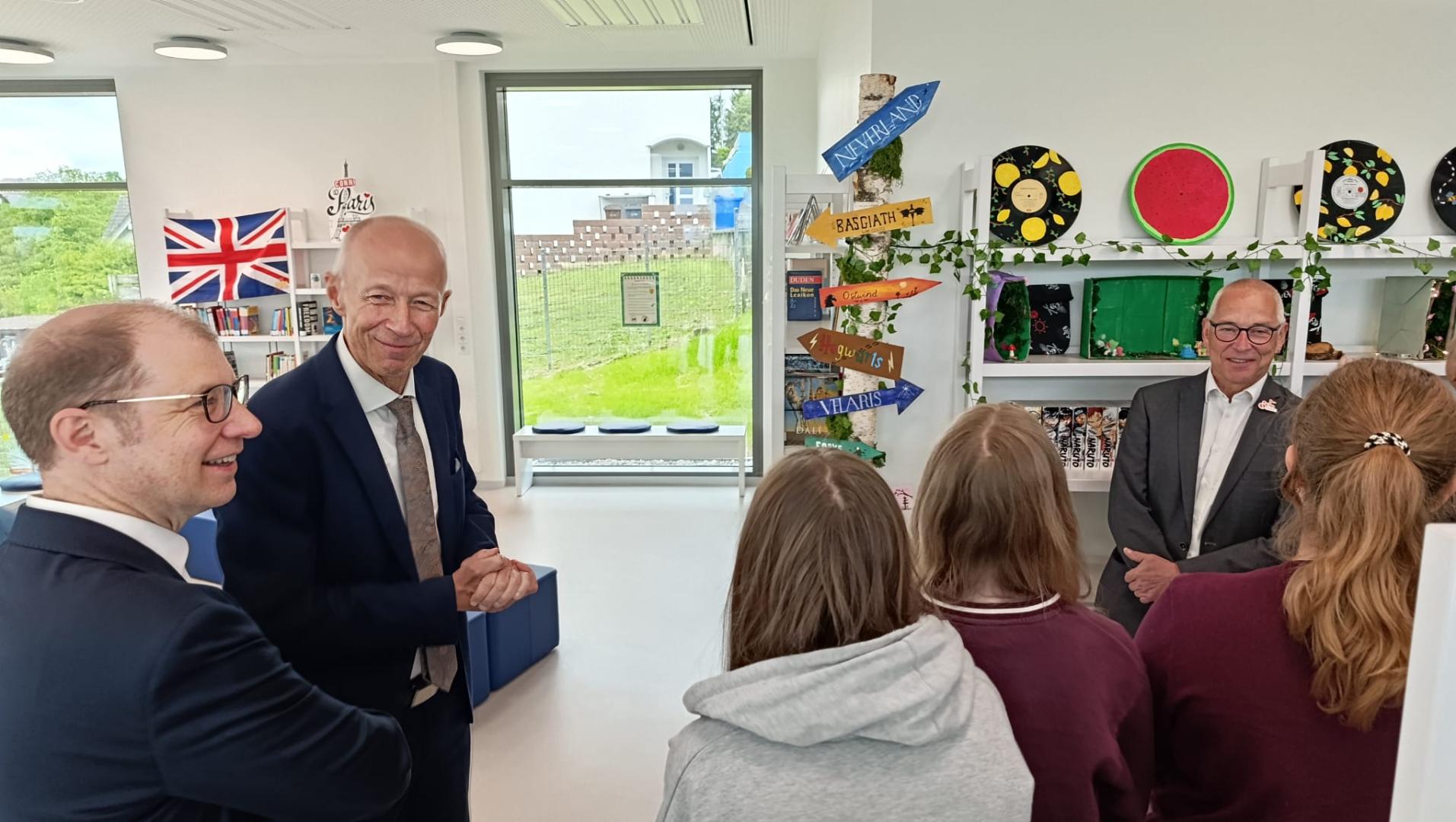 Austausch der Besucher in der Bibliothek