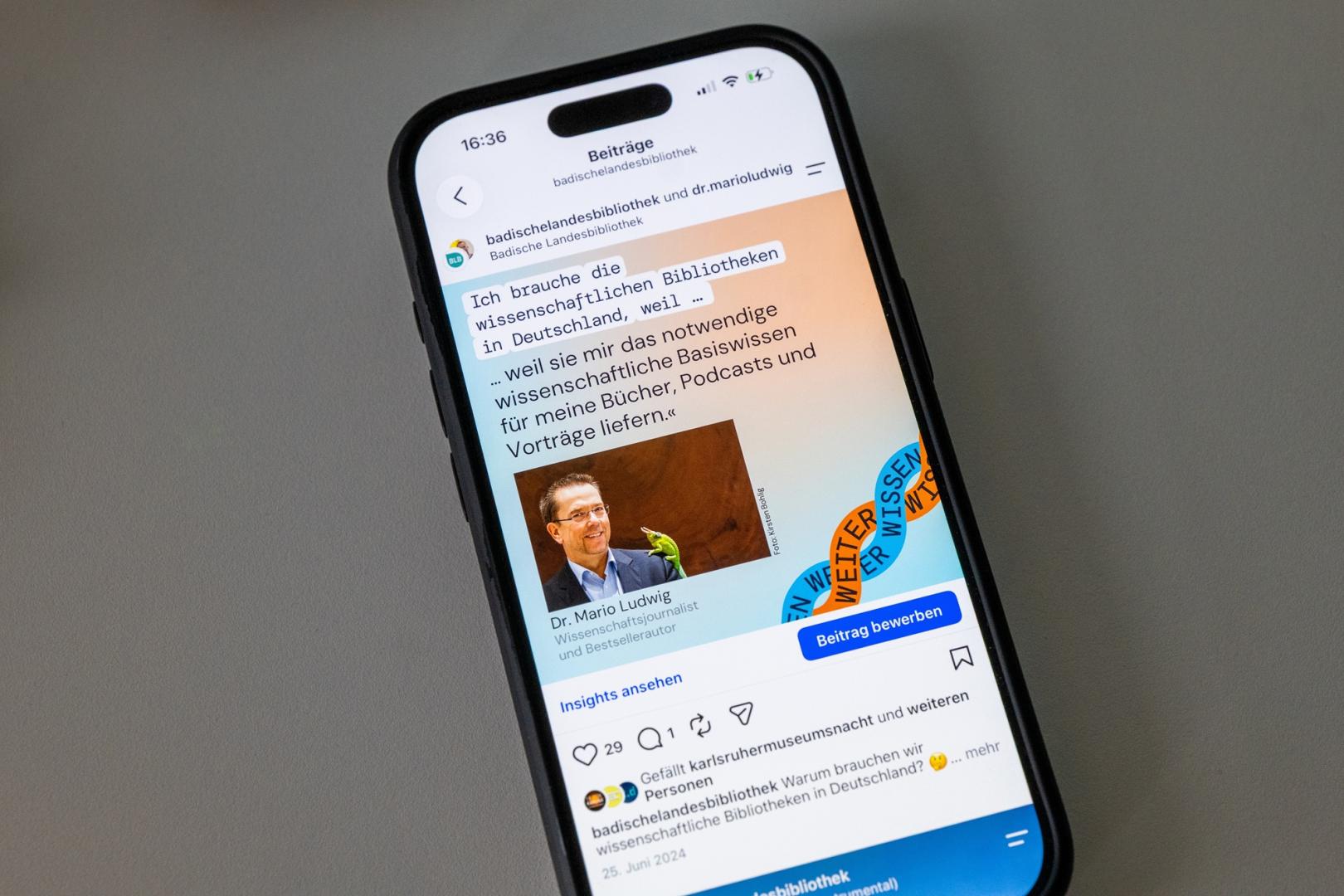 Handy mit einem Social-Media-Post von Weiter Wissen