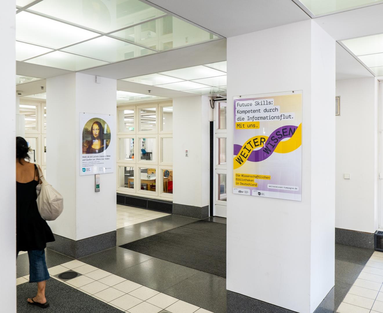 Plakat hinter Plexiglas