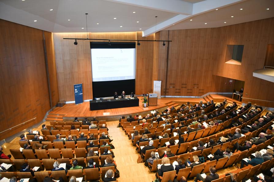 Hörsaal mit Publikum beim Bibliothekspolitischen Bundeskongress in der Staatsbibliothek zu Berlin.