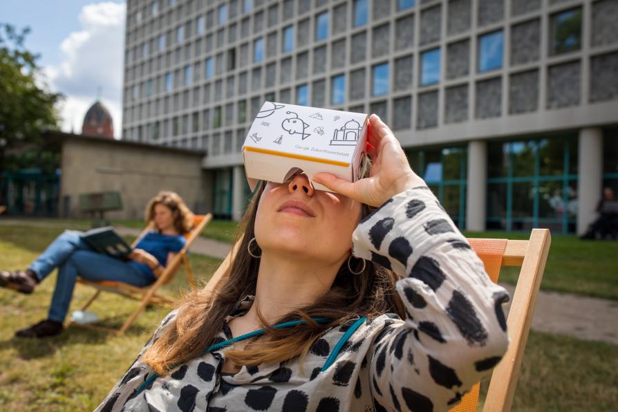 Liegestühle vor der Amerika Gedenkbibliothek Frau mit Fernglas