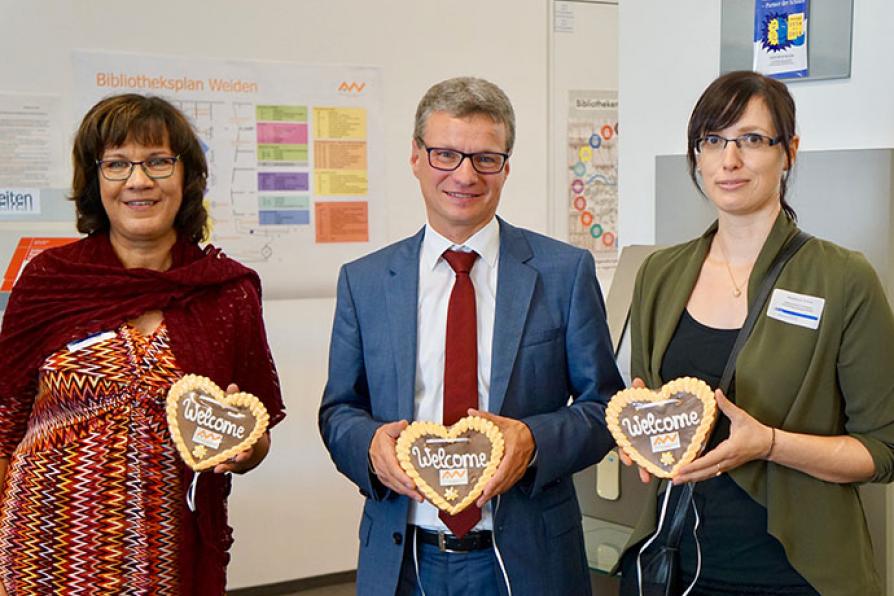 Bernd Sibler, Kultusminister und 1. Vorsitzender des Bayerischen Bibliotheksverbandes mit Christina Michel (links) und Stephanie Grimm (rechts)