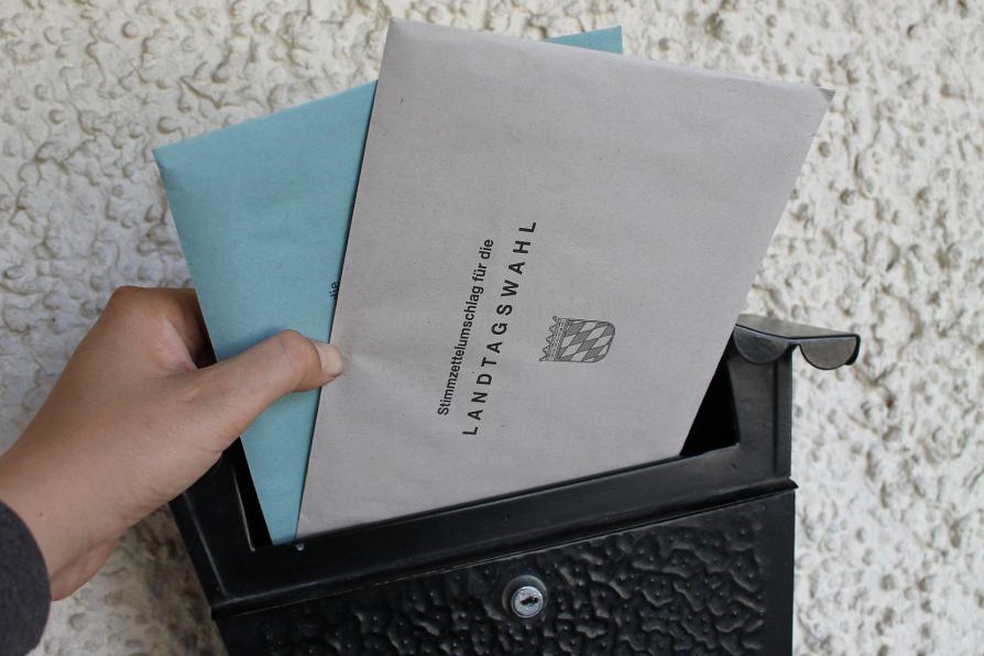 Briefkasten mit Wahlzettelbriefen