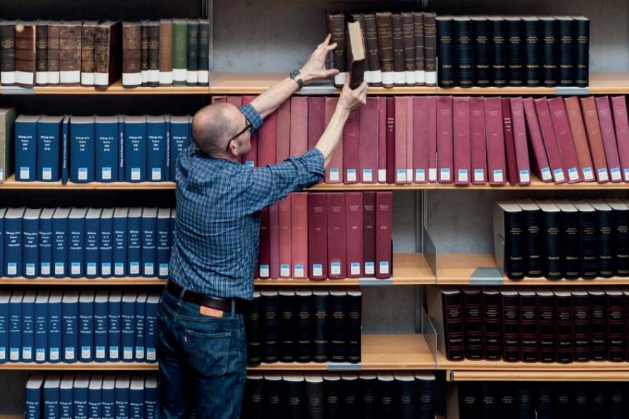 Regalwand in einer Bibliothek